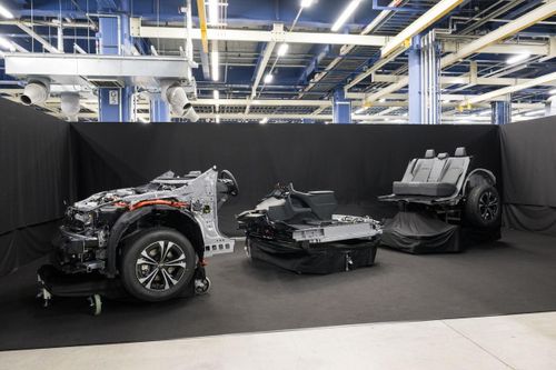 Theo kế hoạch ban đầu, Toyota dự kiến chế tạo mẫu sedan thuần điện mang thương hiệu Lexus bằng phương pháp gigacasting, vốn cũng được sử dụng để sản xuất các mẫu xe điện của Tesla.