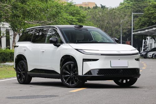 Trong năm 2025, doanh số xe điện toàn cầu của Toyota tăng 42%, vượt mốc 190.000 xe nhờ sự đóng góp của các mẫu như Toyota bZ4X phiên bản nâng cấp và Toyota bZ3X tại Trung Quốc.