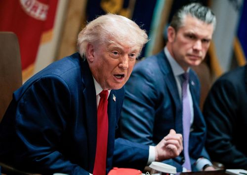 Tổng thống Trump phát biểu bên cạnh Bộ trưởng Chiến tranh Pete Hegseth trong cuộc họp nội các tại Phòng Nội các ở Nhà Trắng ngày 27/5. Ảnh: Reuters.