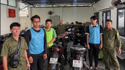  Các đối tượng cùng tang vật tại cơ quan công an. Ảnh: Tiền Phong. 