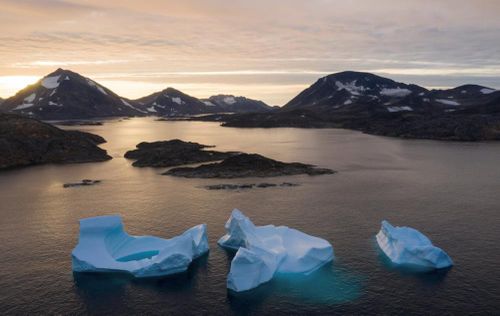 Những tảng băng lớn trôi dạt khi mặt trời mọc gần Kulusuk, Greenland. Ảnh: AP