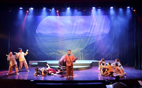 Vở diễn không chỉ là tiếng cười sảng khoái, mà còn gửi gắm bài học về lòng biết ơn, về những giá trị đích thực trong cuộc sống mà đôi khi, trước những cám dỗ của "phú quý", người ta vô tình lãng quên