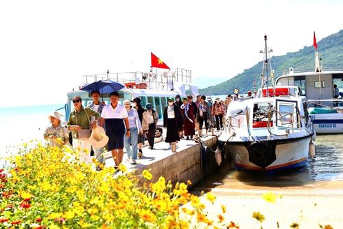 Du lịch biển đảo thu hút đông đảo du khách