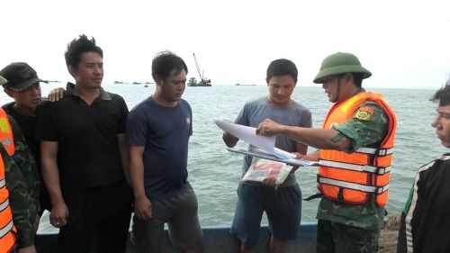 Lực lượng Biên phòng tuần tra, kiểm soát và tăng cường công tác tuyên truyền, phổ biến pháp luật cho ngư dân trên biển