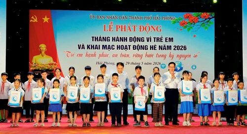 Phó Chủ tịch UBND TP. Hải Phòng Vũ Tiến Phụng tặng quà cho thiếu nhi tại lễ phát động