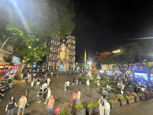 Du khách tại Nhà thờ Lớn (Hà Nội). Ảnh: TC