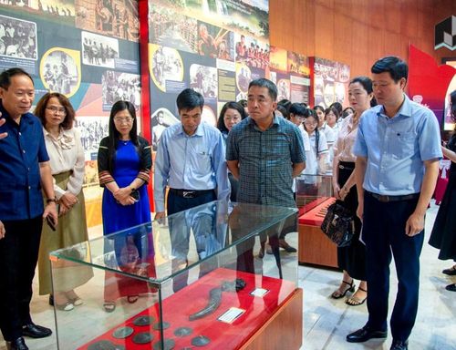 Các đại biểu tham quan triển lãm