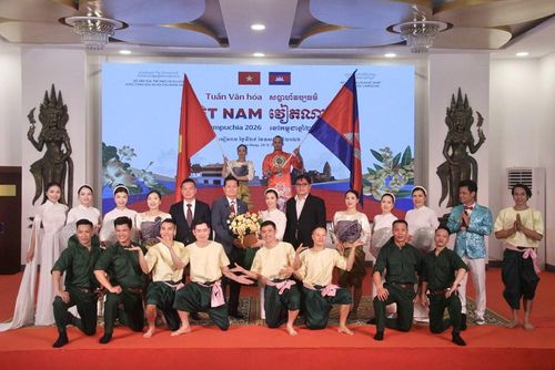 Đại diện phía Campuchia và Việt Nam tặng hoa chúc mừng các nghệ sĩ