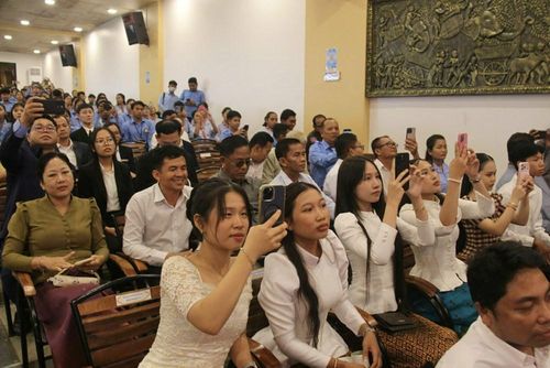 Nhiều khán giả dùng điện thoại ghi lại những khoảnh khắc ấn tượng của các nghệ sĩ