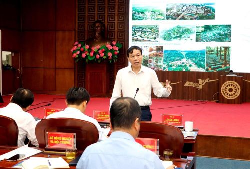 Chủ tịch UBND tỉnh Điện Biên Lê Văn Lương phát biểu tại cuộc họp