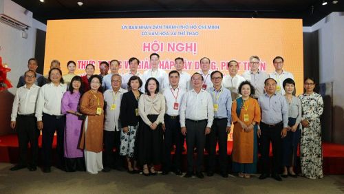 Các đại biểu chụp ảnh lưu niệm