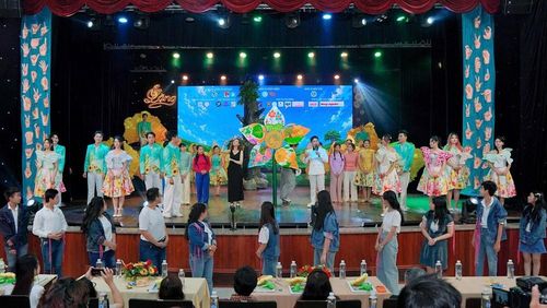Cây hoa 5 cánh do các em học sinh điếc và khiếm thính trường Hy Vọng Quận 6 vẽ trong sân chơi buổi chiều đã xuất hiện vào cuối chương trình biểu diễn nghệ thuật khiến nhiều khán giả xúc động