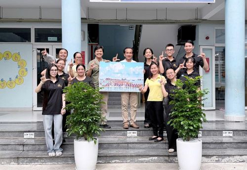Giảng viên và sinh viên lớp Đại học Quản lý văn hóa 18.3 trao tặng tranh, cây xanh và một số phần quà đến Trường Hy Vọng Quận 6