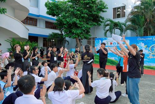 Sinh viên tạo sân chơi cho các bạn nhỏ ở Trường Hy vọng Quận 6