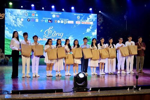 Hoa hậu Đại sứ du lịch Việt Nam 2024 - Đinh Thị Hoa và NSƯT. TS. Hoàng Duẩn tặng quà cho học sinh Trường Hy vọng Quận 6