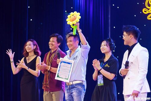 BTC trao Thư cám ơn và tặng hoa đến ca sĩ Đàm Vĩnh Hưng