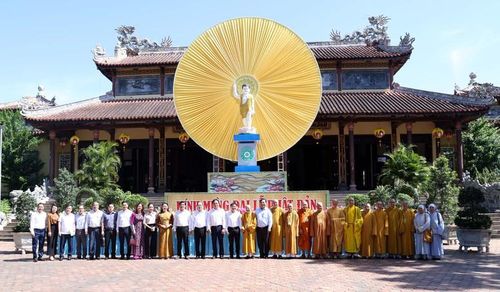 Phó Thủ tướng Nguyễn Văn Thắng và đoàn công tác chúc mừng Đại lễ Phật Đản tại chùa Từ Đàm - Ảnh VGP/Đức Tuân