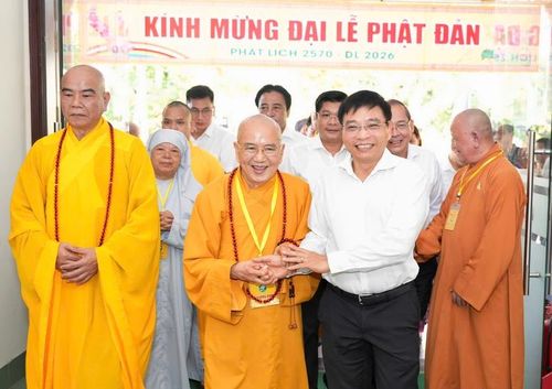 Phó Thủ tướng Nguyễn Văn Thắng đến chúc mừng Đại lễ Phật Đản tại chùa Từ Đàm - Ảnh VGP/Đức Tuân