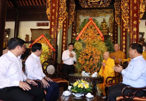 Đến thăm Tổ đình Tường Vân, Phó Thủ tướng Nguyễn Văn Thắng chúc mừng Hòa thượng Thích Chơn Tế cùng chư tôn đức tăng ni, Phật tử nhân mùa Phật đản - Ảnh VGP/Đức Tuân