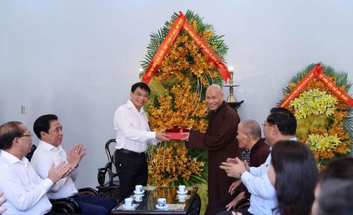 Phó Thủ tướng Nguyễn Văn Thắng tặng hoa và quà chúc mừng Hòa thượng Thích Giác Quang, Phó Pháp chủ Hội đồng Chứng minh Giáo hội Phật giáo Việt Nam - Ảnh VGP/Đức Tuân