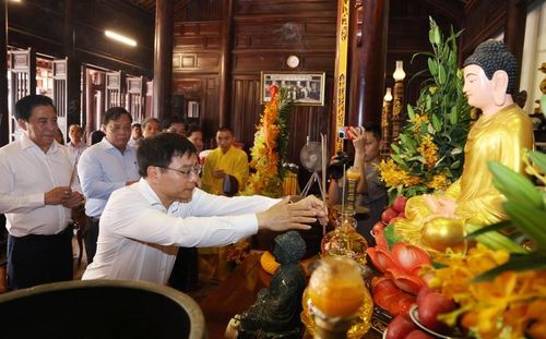 Phó Thủ tướng Nguyễn Văn Thắng dâng hương tại Tổ đình Tường Vân - Ảnh VGP/Đức Tuân