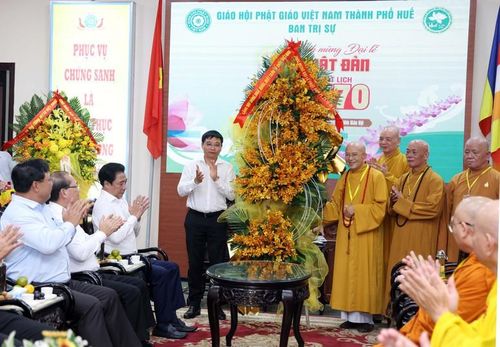 Phó Thủ tướng Nguyễn Văn Thắng chúc mừng Hòa thượng Thích Khế Chơn, Phó Chủ tịch Hội đồng Trị sự Trung ương Giáo hội Phật giáo Việt Nam, Trưởng Ban Trị sự Giáo hội Phật giáo Việt Nam thành phố Huế cùng toàn thể tăng ni, Phật tử địa phương - Ảnh VGP/Đức Tuân