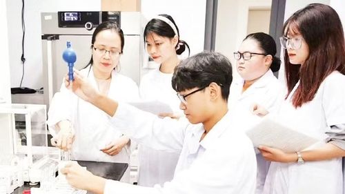 Sinh viên Đại học Quốc gia Hà Nội thực hành nghiên cứu khoa học.