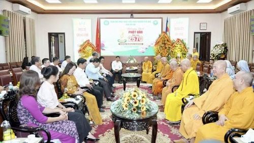 Đoàn đại biểu Chính phủ và Ủy ban Trung ương Mặt trận Tổ quốc Việt Nam đến thăm, chúc mừng Ban Trị sự Giáo hội Phật giáo Việt Nam thành phố Huế cùng các vị chức sắc Phật giáo tiêu biểu.