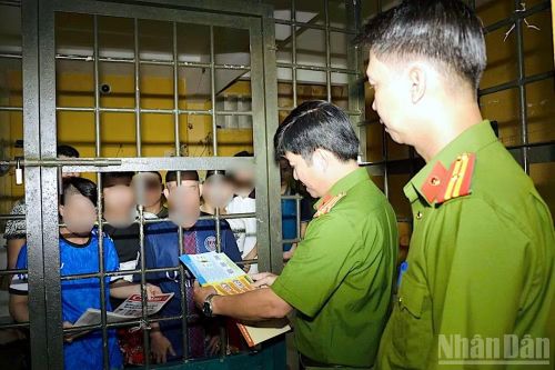 Cán bộ Phòng Cảnh sát thi hành án hình sự và hỗ trợ tư pháp Công an tỉnh Cà Mau phối hợp Trại Tạm giam số 1 tuyên truyền pháp luật cho người sắp chấp hành xong án phạt tù.