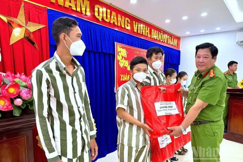 Ban Giám thị Trại Tạm giam số 2 Công an tỉnh Cà Mau tổ chức các hoạt động thăm hỏi, tặng quà nhân các dịp lễ, Tết để động viên, giáo dục cảm hóa can, phạm nhân.