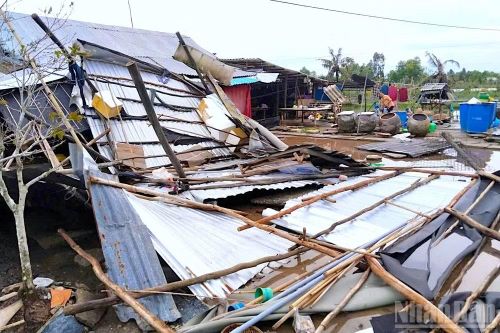 Hiện trường một ngôi nhà bị dông lốc làm sập hoàn toàn tại ấp 9, xã U Minh, tỉnh Cà Mau vào rạng sáng 29/5.