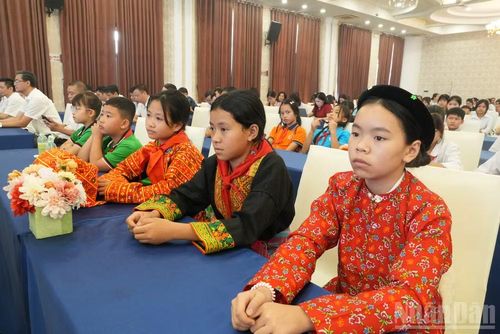 Các em thiếu nhi dự buổi lễ.