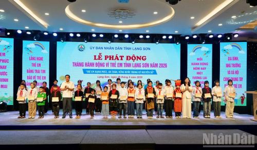 Ban tổ chức trao học bổng cho 38 trẻ em có hoàn cảnh đặc biệt, vượt khó học giỏi tại các xã vùng III.