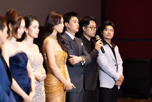 Đạo diễn Đinh Tuấn Vũ chia sẻ tại buổi ra mắt phim.