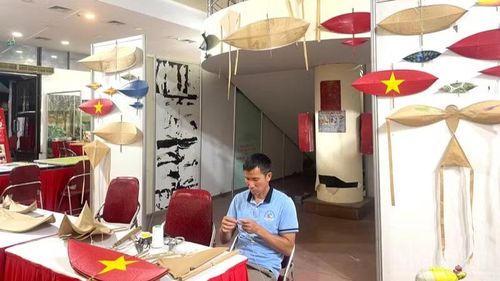 Trải nghiệm làm diều sáo.