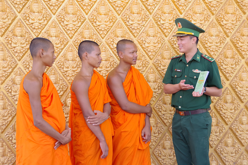 Cán bộ Đồn Biên phòng Cửa khẩu quốc tế Tịnh Biên tuyên truyền Luật Biên phòng Việt Nam cho người có uy tín trong đồng bào dân tộc Khmer ở phường Tịnh Biên. 