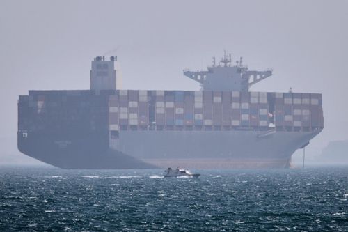  Một tàu container neo đậu tại eo biển Hormuz ngoài khơi Bandar Abbas (Iran), ngày 2-5. Ảnh: AP 