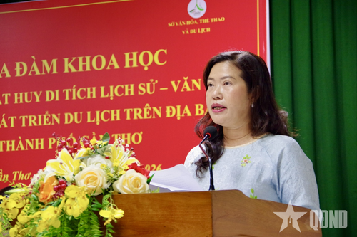 Đồng chí Nguyễn Thị Ngọc Điệp, Phó chủ tịch UBND TP Cần Thơ thông qua báo cáo đề dẫn. 