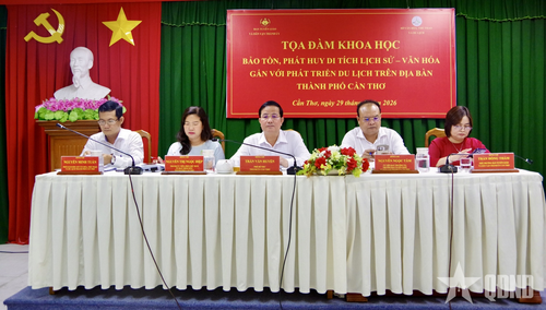 Các đồng chí chủ trì tọa đàm. 