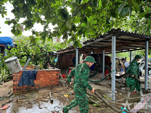Cán bộ, chiến sĩ Đồn Biên phòng Tân Thành giúp gia đình bà Trần Thị Hoa (trú tại thôn Kê Gà, xã Tân Thành, tỉnh Lâm Đồng) khắc phục hậu quả dông lốc.