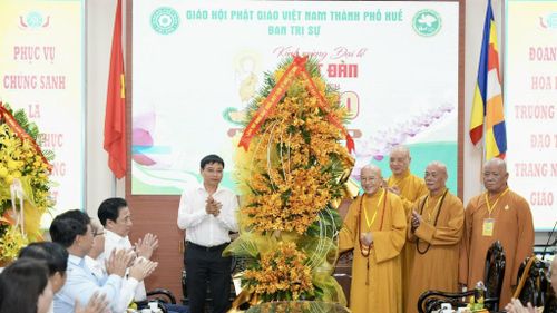 Phó Thủ tướng Nguyễn Văn Thắng thăm, chúc mừng Hòa thượng Thích Khế Chơn cùng toàn thể quý tăng ni, phật tử tại Ban Trị sự Giáo hội Phật giáo Việt Nam TP Huế
