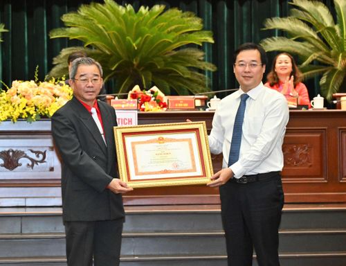  Phó Bí thư Thường trực Thành ủy TPHCM Lê Quốc Phong trao tặng Bằng khen của Thủ tướng Chính phủ đến cá nhân. Ảnh: VIỆT DŨNG 