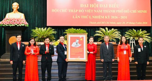  Chủ tịch Trung ương Hội Chữ thập đỏ Việt Nam Đỗ Thị Thu Thảo trao quà đến đại hội. Ảnh: VIỆT DŨNG 