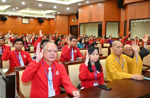  Đại biểu biểu quyết tại đại hội. Ảnh: VIỆT DŨNG 