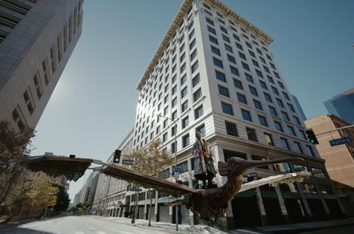Sơn Tùng M-TP mang chim lạc đến Los Angeles trong MV mới