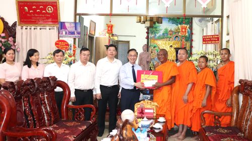  Phó Bí thư Thành ủy TPHCM Đặng Minh Thông chúc mừng Đại lễ Phật đản đến Hòa thượng Danh Lung 