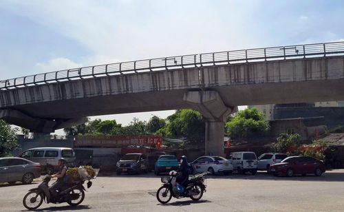 Tại nút giao phố Tây Tựu với QL32, tình trạng ô tô đỗ tràn lan lòng đường, gây cản trở lưu thông, ảnh hưởng đến mỹ quan đô thị vẫn diễn ra. Trước đó, tại hội nghị giao ban quý I/2026, về tiến độ giải quyết điểm nghẽn trật tự đô thị và ùn tắc giao thông, Trung tướng Nguyễn Thanh Tùng - Giám đốc Công an TP Hà Nội yêu cầu siết trách nhiệm cán bộ khi để xảy ra vi phạm trật tự đô thị, trường hợp tái phạm nhiều lần có thể bị hạ xếp loại, thậm chí xem xét công tác.