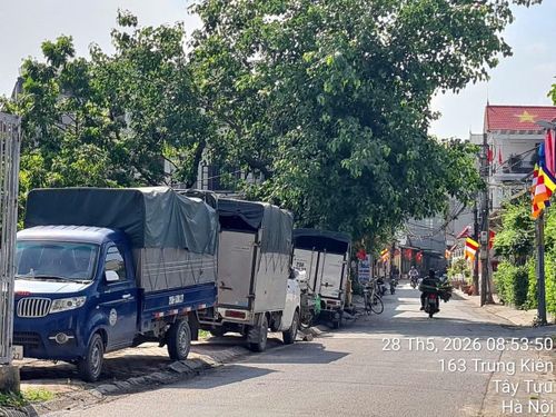 Nhiều xe ô tô tải nhỏ xếp thành hàng dài, lấn chiếm vỉa hè phố Trung Kiên để làm nơi đỗ xe. (Ảnh: iHanoi).