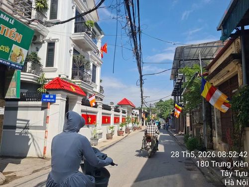 Đoạn vỉa hè từ ngõ 155 - 157 phố Trung Kiên, cũng ngang nhiên bị lấn chiếm để làm nơi bày biện các loại chậu cây cảnh, gây nguy hiểm cho người tham gia giao thông qua đây. (Ảnh: iHanoi).