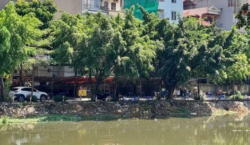Một số người còn ngang nhiên dựng lều lán lùm xụp, bày biện bàn ghế, lấn chiếm vỉa hè làm nơi buôn bán.